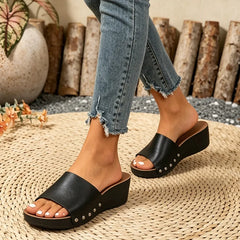 👡【Aspect de piele naturală】Papuci cu platformă tip wedge, stil retro, decorați cu nituri metalice