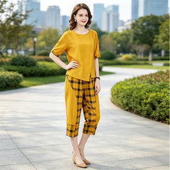 🛍️ Nou în Colecție 2026: Set Elegant din 2 Piese pentru Doamne (Mărimi Mari) ✨ Bluză cu Mânecă Scurtă & Pantaloni 3/4 în Carouri | Confortabil & Subțiază Vizual