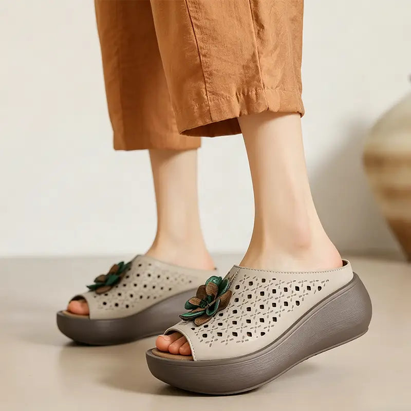 Papuci cu Platformă și Decupaje Florale – Stil Retro, Stabilitate Maximă și Mers Fără Durere! 👡🌸