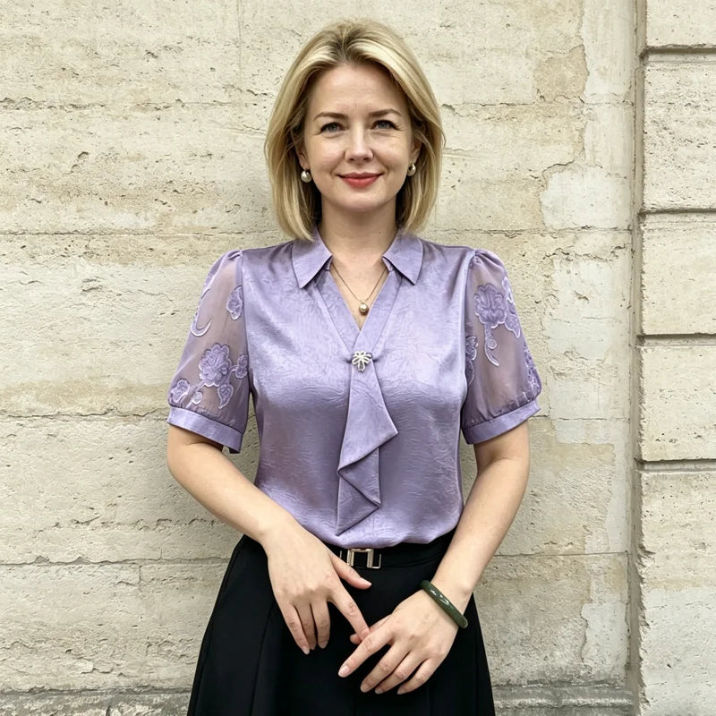 Cămașă Elegantă din Satin Violet cu Mâneci Scurte din Organza, Broderie Florală Rafinată și Decolteu în V Stil Cravată pentru Femei