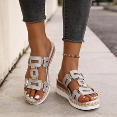 👡 Papuci Saboți Premium cu Platformă Pană – Decupaje Geometrice și Detalii Metalice, 3 Culori, Mărimi Mari 36-43! ☀️✨