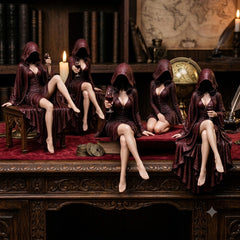 🛍️ Nou 2026: Statuetă Gotică din Rășină „Mysterious Lady” 🍷 Decor de Artă Dark Fantasy pentru Raftul de Cărți sau Birou | Figurină Misterioasă cu Glugă și Pahar de Vin
