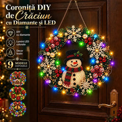 🎄 Coroniță DIY de Crăciun cu Diamante, Perle și Lumini LED! Placă Acrilică Rezistentă · 9 Modele Festive · Decor Perfect pentru Uși, Pereți și Fereastră · Cadou Creat cu Suflet!