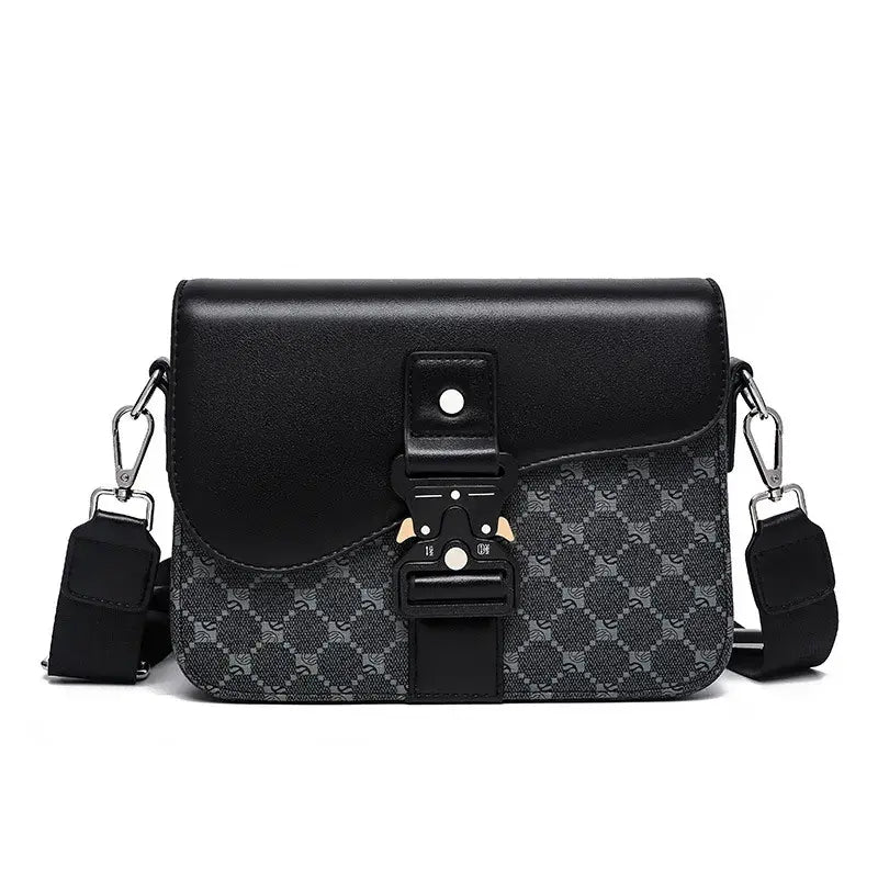 💼 Stil street-style și eleganță masculină! Geantă crossbody bărbătească tip Saddle (Cataramă tactică metalică / Curea lată multicoloră)! ✨